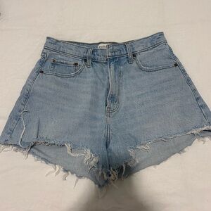 Abercrombie & Fitch 90s Relaxed Cutoff High Rise Short